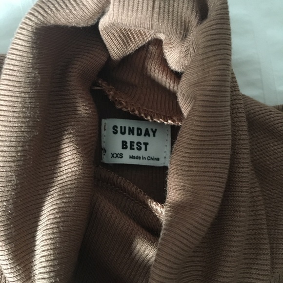 BROWN ARITZIA TURTLE NECK - Picture 2 of 2